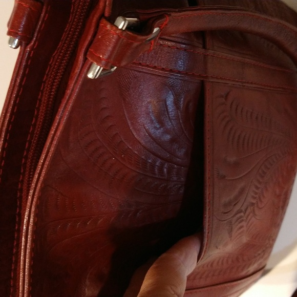 Red Leather Embossed Pattern Purse - Picture 4 of 9